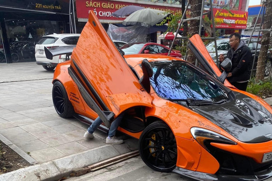 Siêu xe McLaren 650S giá hơn 10 tỷ đồng gặp sự cố khi lên vỉa hè ở Hà Nội