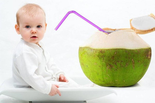 Nước dừa có an toàn cho trẻ không? Trẻ mấy tháng có thể uống được nước dừa?