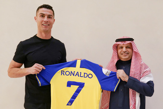 Ronaldo chính thức ký Al Nassr, hưởng lương cao nhất lịch sử