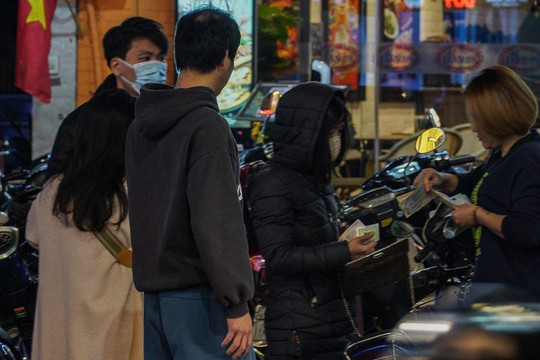 Hà Nội: Lý giải bất ngờ của người trông giữ xe thu vé "chặt chém"