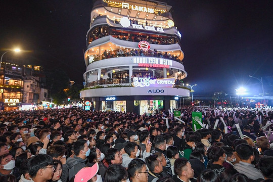 Khoảnh khắc biển người tại Hà Nội cùng nhau đếm ngược đón năm mới 2023