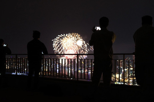 Khoảnh khắc pháo hoa rực rỡ chào đón năm mới 2023 trên bầu trời TPHCM.