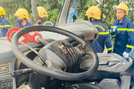 Giải cứu 2 nạn nhân mắc kẹt trong ca-bin xe tải sau tai nạn