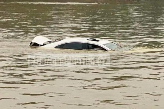 Ô tô KIA trôi trên sông Hồng, chưa rõ số phận người trong xe