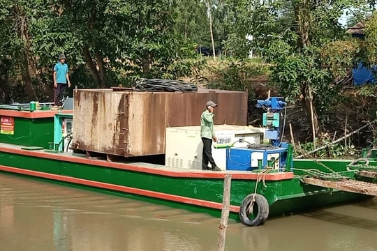 Nhiều thiết bị được chuyển bằng đường thủy vào giải cứu bé trai ở Đồng Tháp