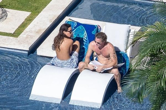 Bạn gái thả ngực trần bên bể bơi với Brad Pitt