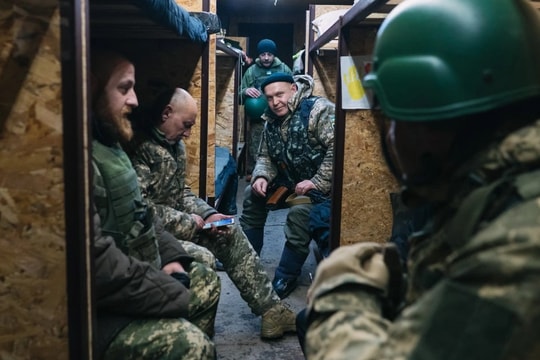 Đầm lầy, rừng rậm và pháo kích: Năm mới trên tiền tuyến phía bắc Ukraine