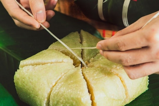 Bánh chưng bị mốc lá, mốc một góc có ăn được nữa không?