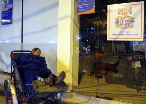 Giấc ngủ cuối năm của những người không có Tết