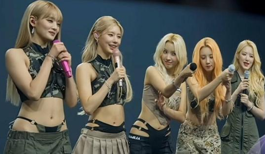 (G)I-DLE Minnie mặc outfit lộ cả quần lót lên sân khấu