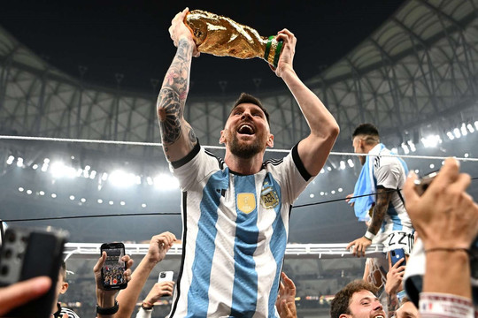 Chiếc cúp  World Cup ‘pha-ke’ của Messi được phát hiện như thế nào?