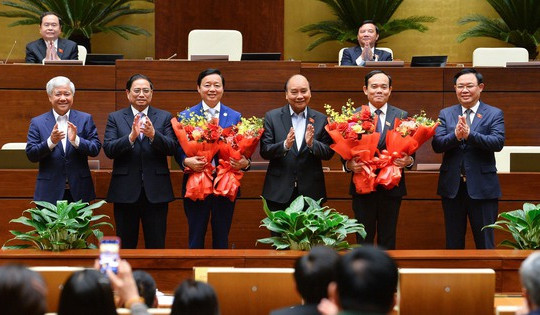 Lãnh đạo Đảng, Nhà nước tặng hoa chúc mừng 2 tân Phó Thủ tướng Trần Hồng Hà và Trần Lưu Quang