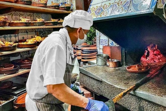 Có gì trong nhà hàng lâu đời nhất trái đất, bếp lò đỏ lửa suốt 300 năm?
