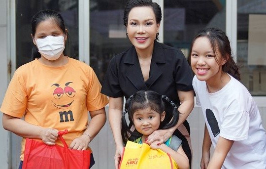 Vợ chồng Việt Hương tặng quà Tết cho 250 hộ dân nghèo