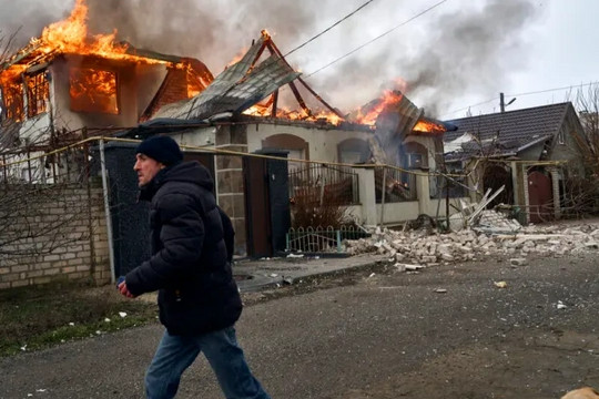 Pháo kích nổ ra trên toàn tuyến Ukraine bất chấp lệnh ngừng bắn