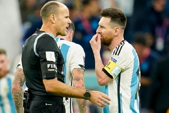 Trọng tài khiến Messi "phật lòng" giải nghệ sớm