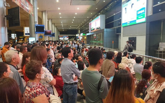Sân bay Tân Sơn Nhất tấp nập người đón Việt kiều về quê ăn tết