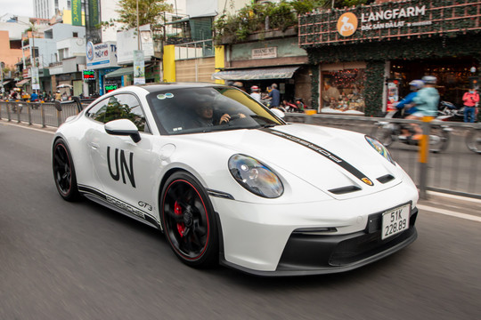 Ông Đặng Lê Nguyên Vũ cầm lái Porsche 911 GT3 hàng hiếm tại TP.HCM