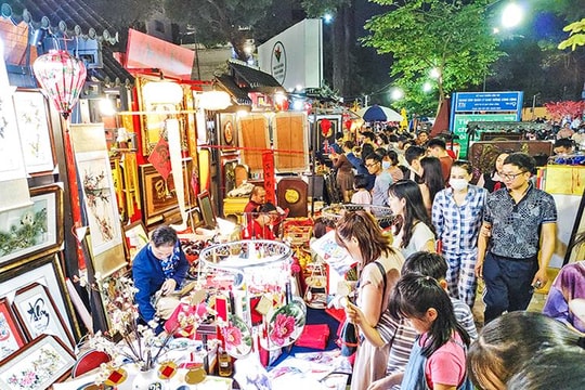 Dạo phố ông đồ ngày xuân xem vẽ chữ