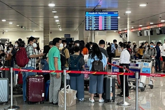Hải quan sân bay Tân Sơn Nhất lên tiếng vụ khách nhập cảnh tố bị "vòi tiền"