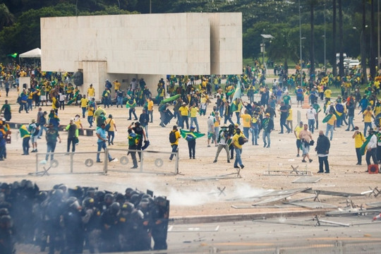 Đám đông người biểu tình xông vào dinh tổng thống Brazil
