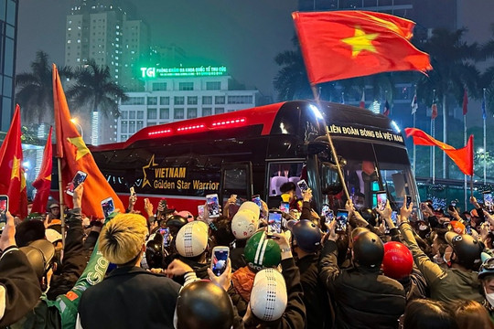 CĐV vây kín xe buýt, vẫy cờ chúc mừng chiến thắng của tuyển Việt Nam