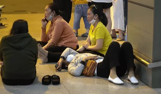 Người dân vạ vật ở sân bay Tân Sơn Nhất chờ đón Việt kiều về nước