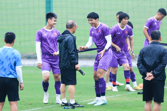 Huấn luyện viên Park Hang-seo nhắc nhở Tấn Tài, Văn Hậu trên sân tập
