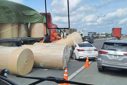 Cuộn giấy nửa tấn rơi từ xe đầu kéo đè bẹp ôtô trên cao tốc