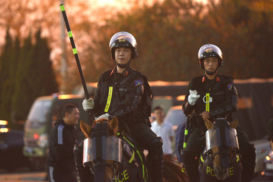 Cảnh sát cơ động kỵ binh bảo vệ an ninh chung kết AFF Cup 2022 tại sân Mỹ Đình