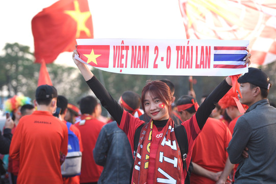 Mỹ Đình 'rực lửa' trước giờ khai màn chung kết Việt Nam vs Thái Lan