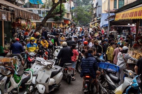 "Biển người" đổ về chợ nhà giàu, người Hà Nội chen chân mua đồ cúng