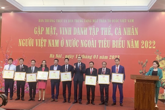 Vinh danh tập thể, cá nhân người Việt Nam ở nước ngoài tiêu biểu năm 2022