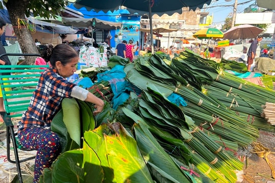 Hiu hắt chợ lá dong duy nhất ở Sài Gòn ngày cuối năm