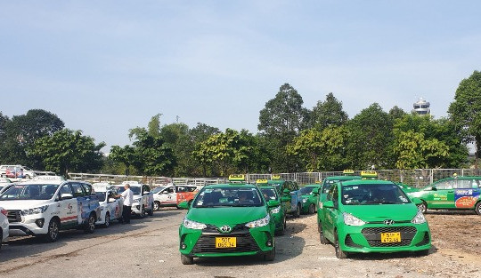 Tài xế taxi ở sân bay Tân Sơn Nhất phấn khởi khi có bãi đỗ xe miễn phí