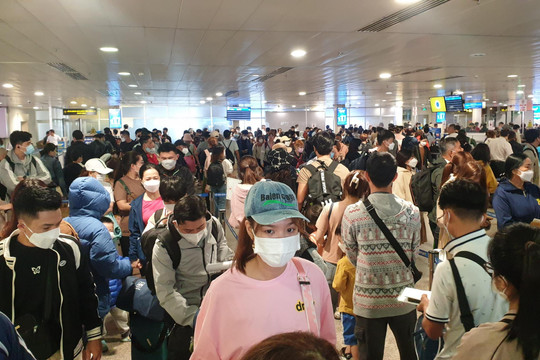 Tờ mờ sáng, sân bay Tân Sơn Nhất đông kín người về quê đón Tết