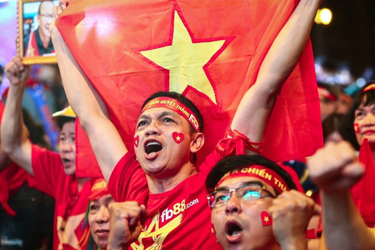 Đủ kiểu "tiếp lửa" cho đội tuyển Việt Nam của CĐV TPHCM