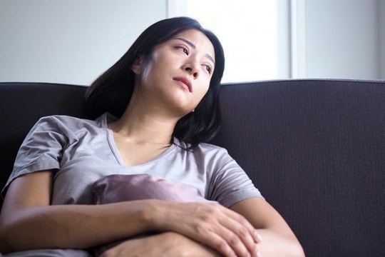 Đau đầu vì quà tết: Tặng quà chu đáo cho mọi người nhưng không mua nổi chiếc áo tết cho mình