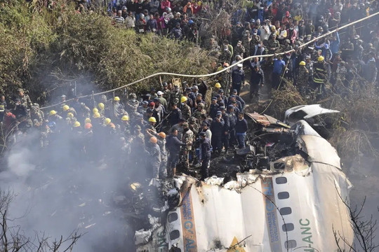 Tiếng kêu cứu bất lực trong đám cháy máy bay rơi ở Nepal