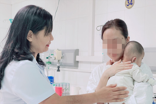 Hội chẩn liên viện, cứu sống bé trai sinh non nặng 800 gam bị thủng ruột
