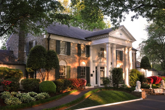 Dinh thự Graceland 500 triệu USD thuộc về 3 con gái của Lisa Presley
