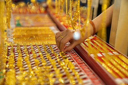 Giá vàng trong nước tăng cao, vàng quốc tế quay đầu giảm