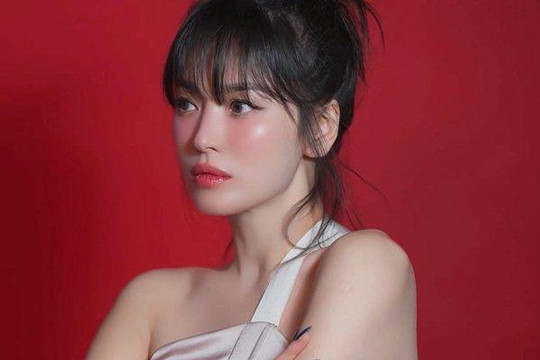 Song Hye Kyo đẹp như hoa trong hậu trường chụp ảnh tạp chí