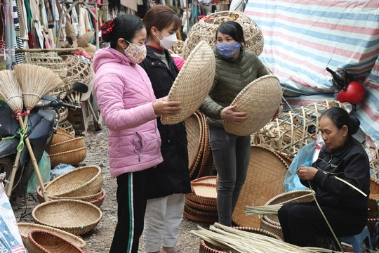 Chợ Nủa sôi động phiên họp cuối năm, đậm "hương Tết" của Hà Nội xưa