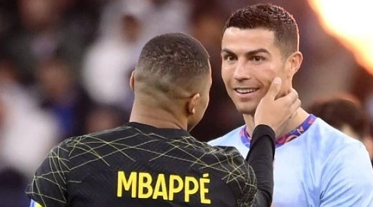 Hành động đáng yêu của Mbappe khi C.Ronaldo bị sưng mặt