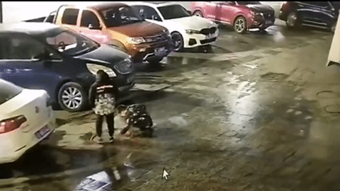 Đốt pháo ném xuống cống, 2 cậu bé gây họa hàng loạt ôtô