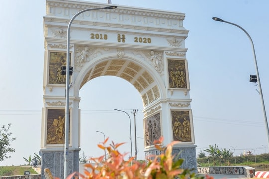 Cổng làng "khủng" giống phong cách châu Âu ỏ Nam Định