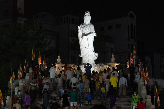 Người dân TPHCM đi chùa rạng sáng mùng 1 Tết để cầu may mắn