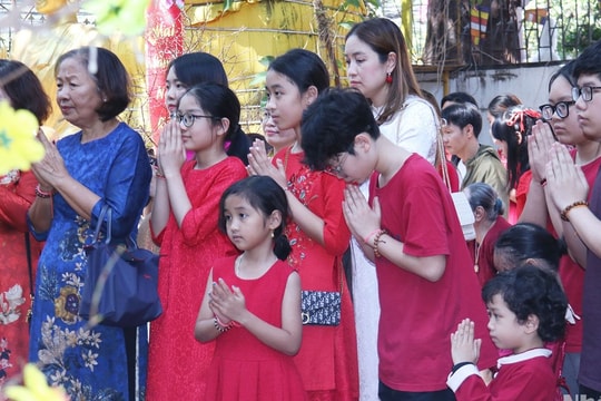 Người Việt tại Lào đi lễ chùa ngày đầu năm mới