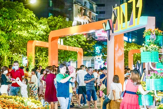 TP.HCM ngập tràn sắc xuân – Du khách xúng xính váy áo checkin